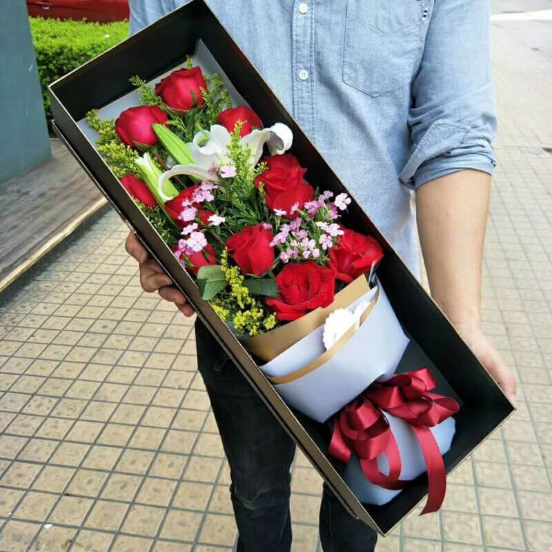11朵红色玫瑰搭配4朵白色百合长形礼盒